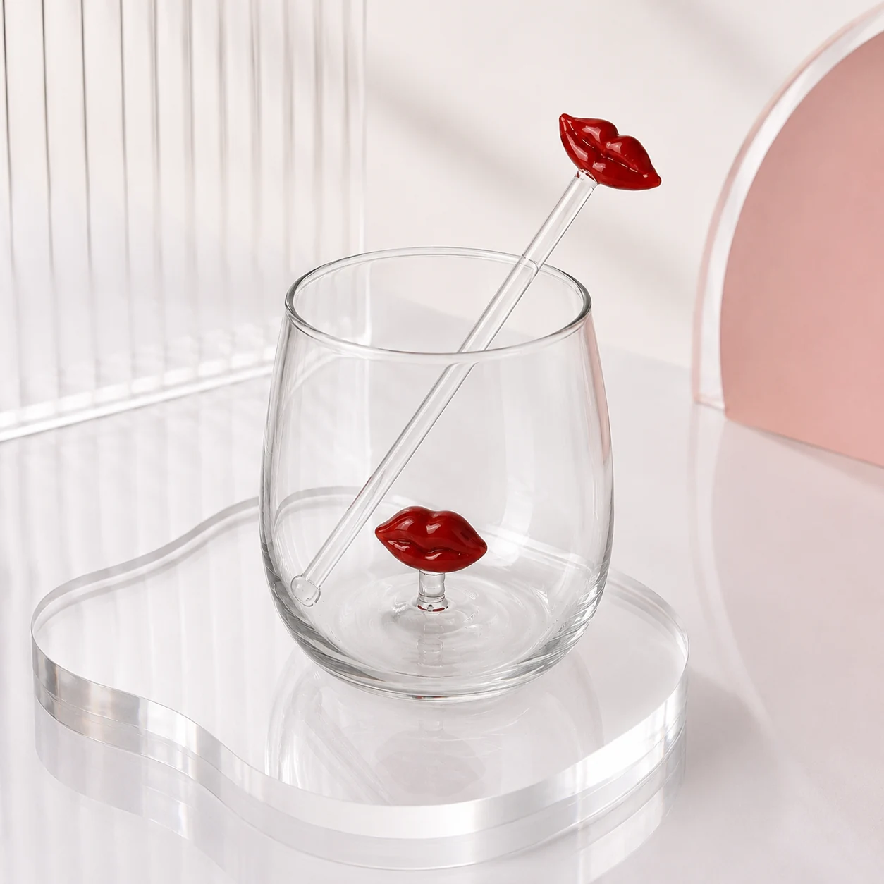 Lip-motif glasses